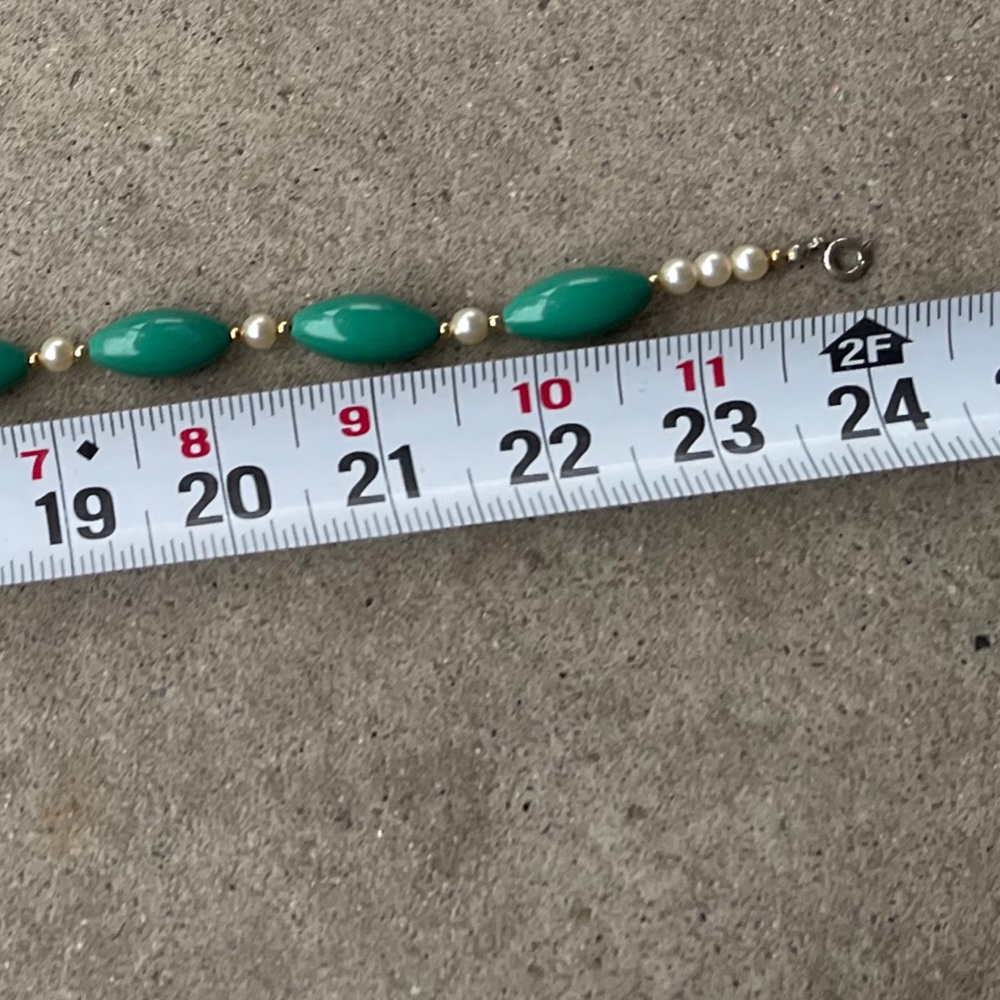 vintage necklace featuring chunky green beads and small Faux Pearls spacers - Picture 6 of 10